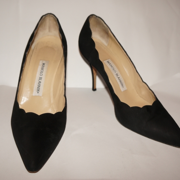 Manolo Blahnik Shoes - Manolo Blahnik Scalloped black pump 8.5M